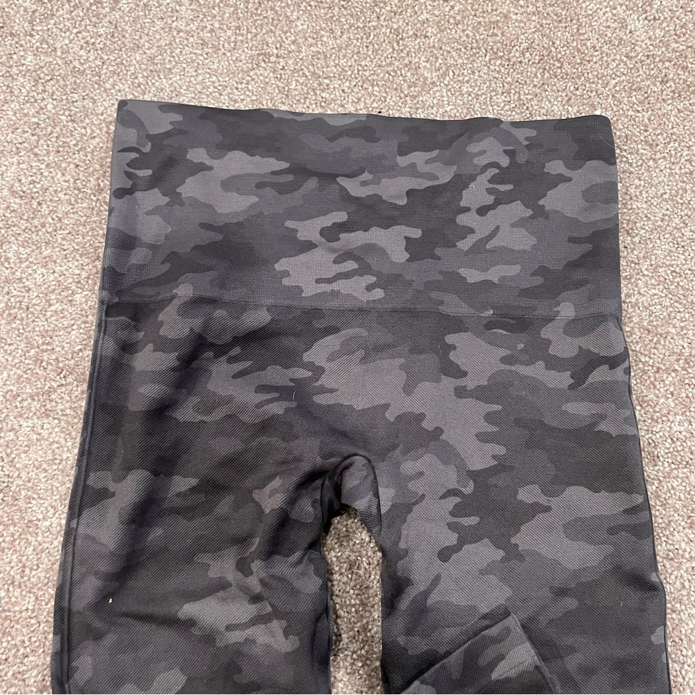 SPANX Look At Me Now Camo Seamless Leggings‎ - Picture 7 of 8